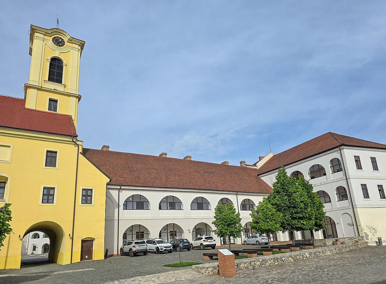 Biserica și arcadele aripii palatului, privite oblic.