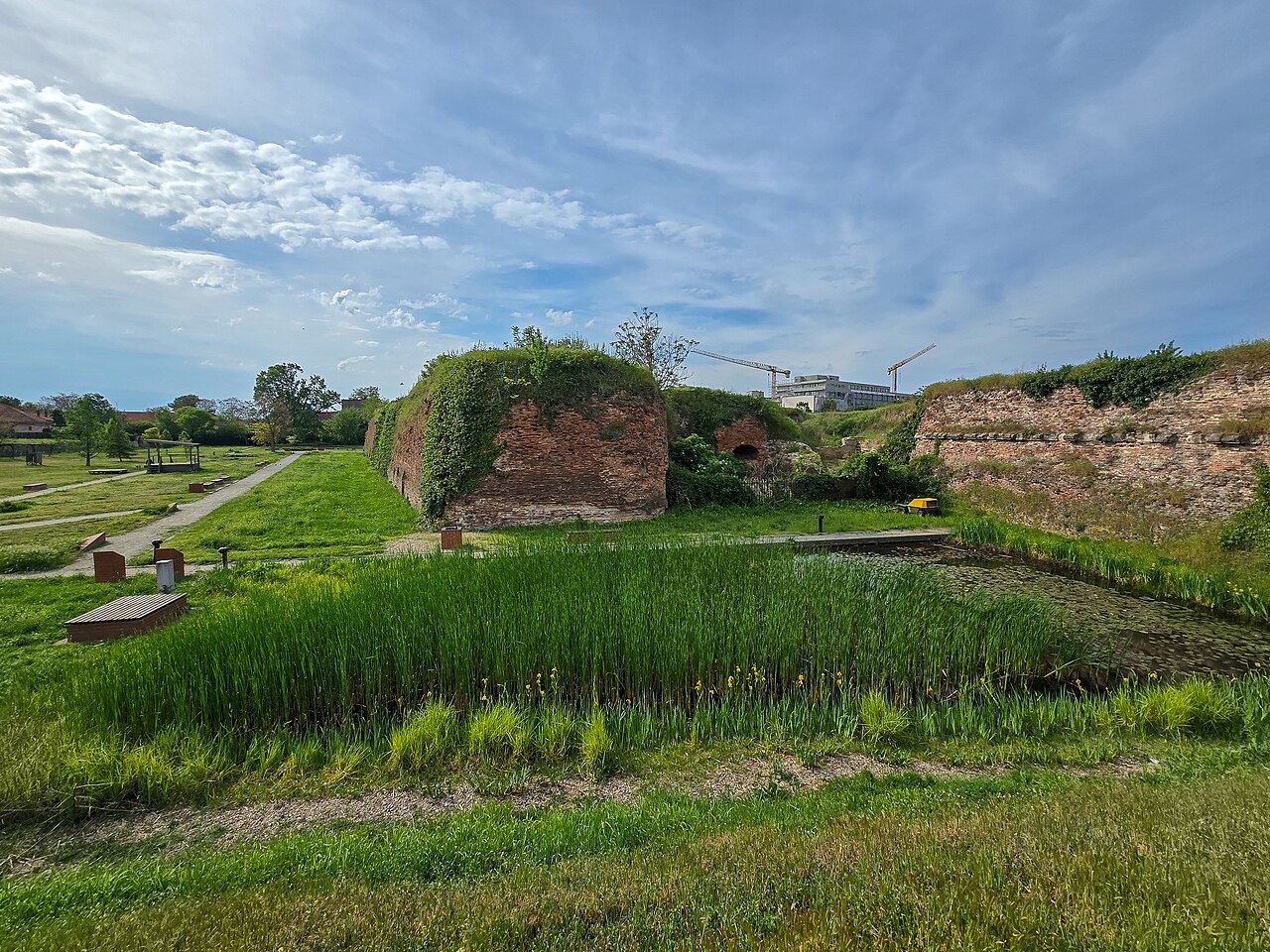 Șanțul cu apă și zidurile bastionului, din apropiere.