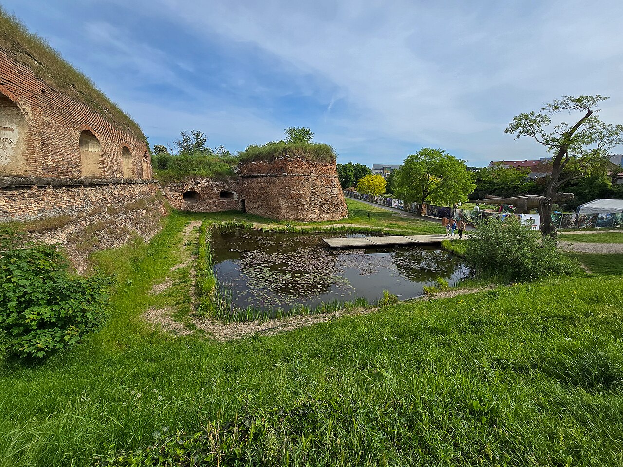 Bastionul și șanțul cu apă, într-o fotografie din altă perioadă.