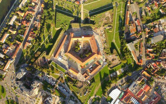 Fotografie aeriană oblică din direcție diferită, cu ansamblul bastioanelor.