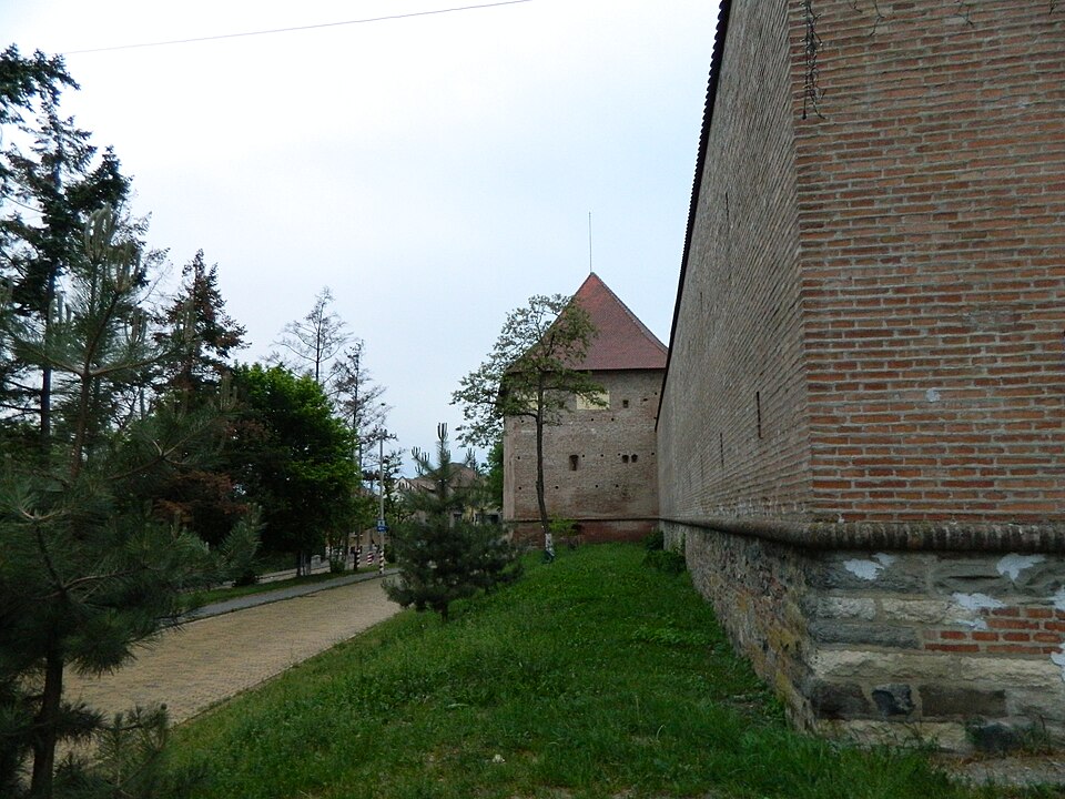 Bastionul și baza de piatră a curtinei, văzute de lângă zid.
