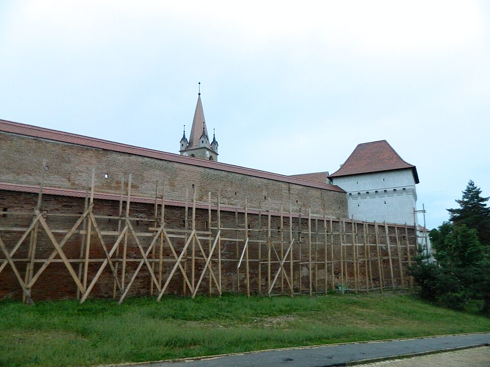 Curtina și bastionul cu schele de lemn; stadiu anterior restaurării încheiate.
