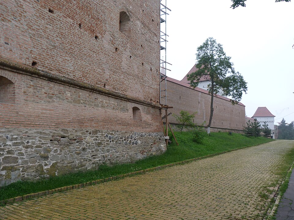 Zid de cărămidă, soclul de piatră și racordul cu bastionul.