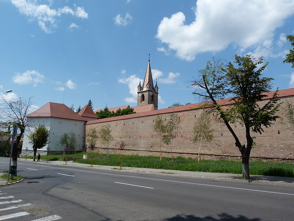 Curtina exterioară și biserica văzută deasupra zidului.
