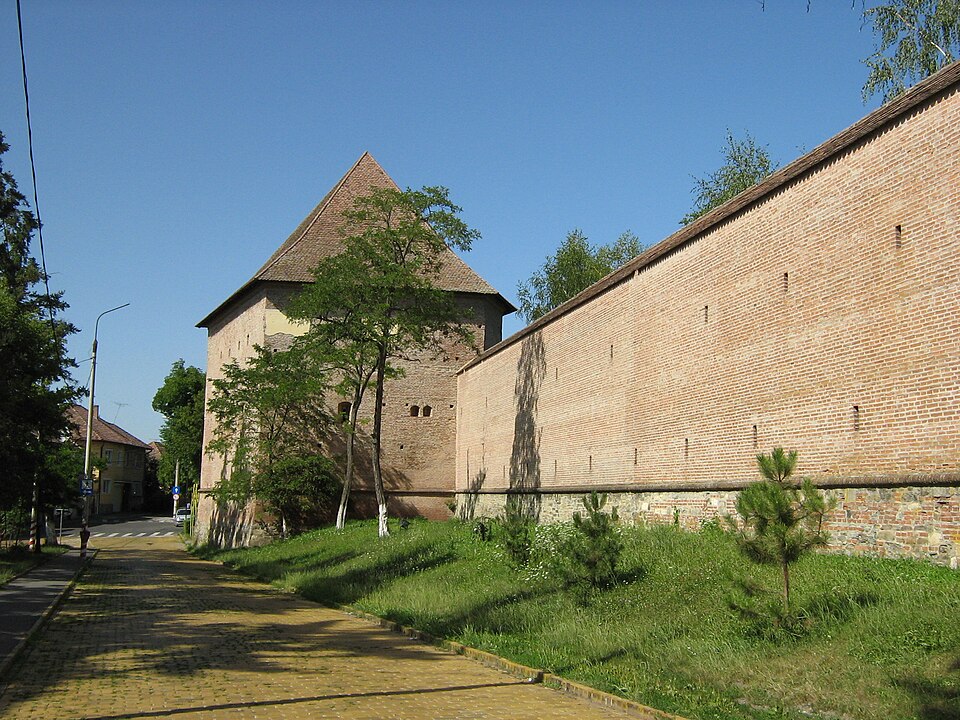 Bastion și curtina laterală, dintr-o direcție diferită a aleii.