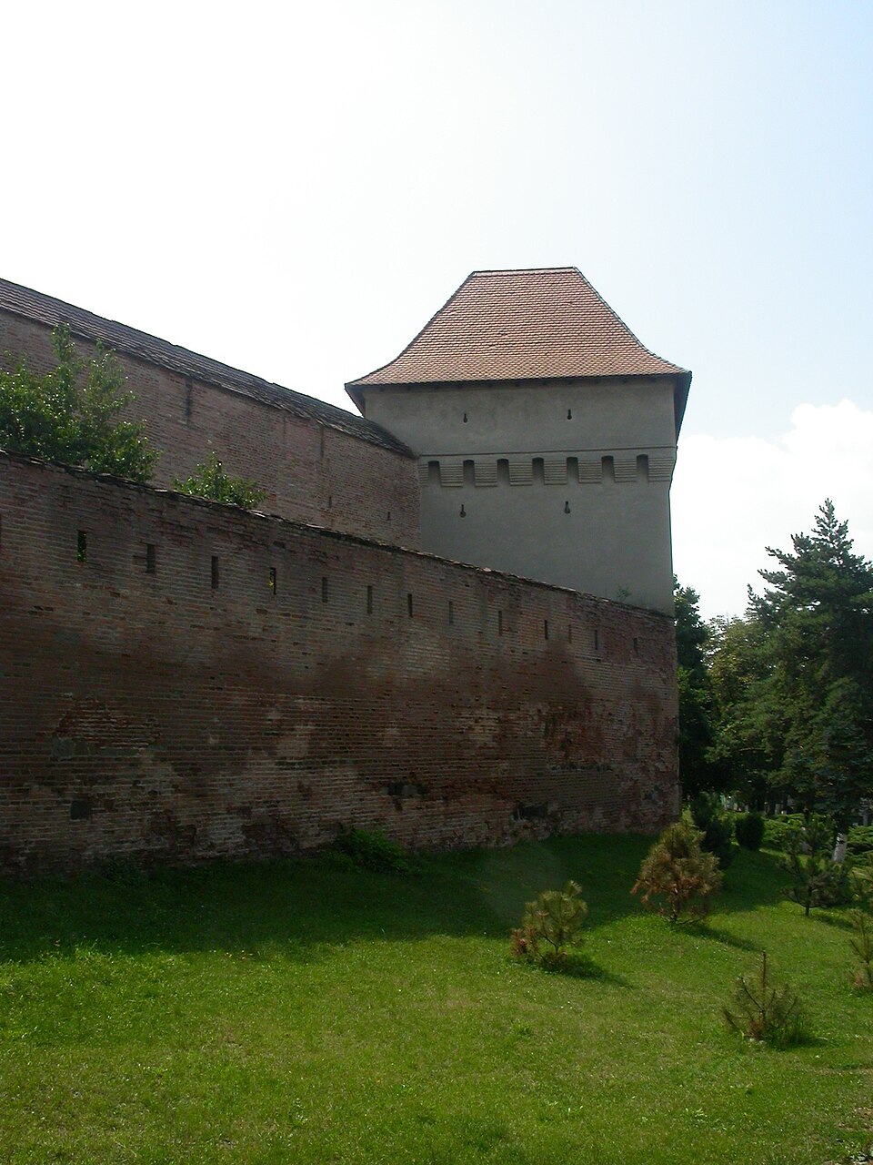 Bastion cu acoperiș înalt, goluri superioare și racordul cu zidul.