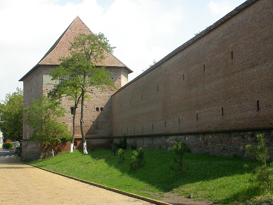 Bastionul din capătul unei curtine, cu linia soclului și cornișei.