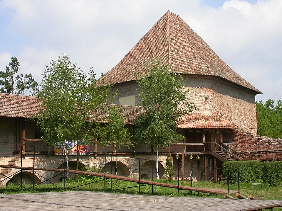 Bastion văzut din incintă, cu structură de lemn și pasarelă la nivel inferior.