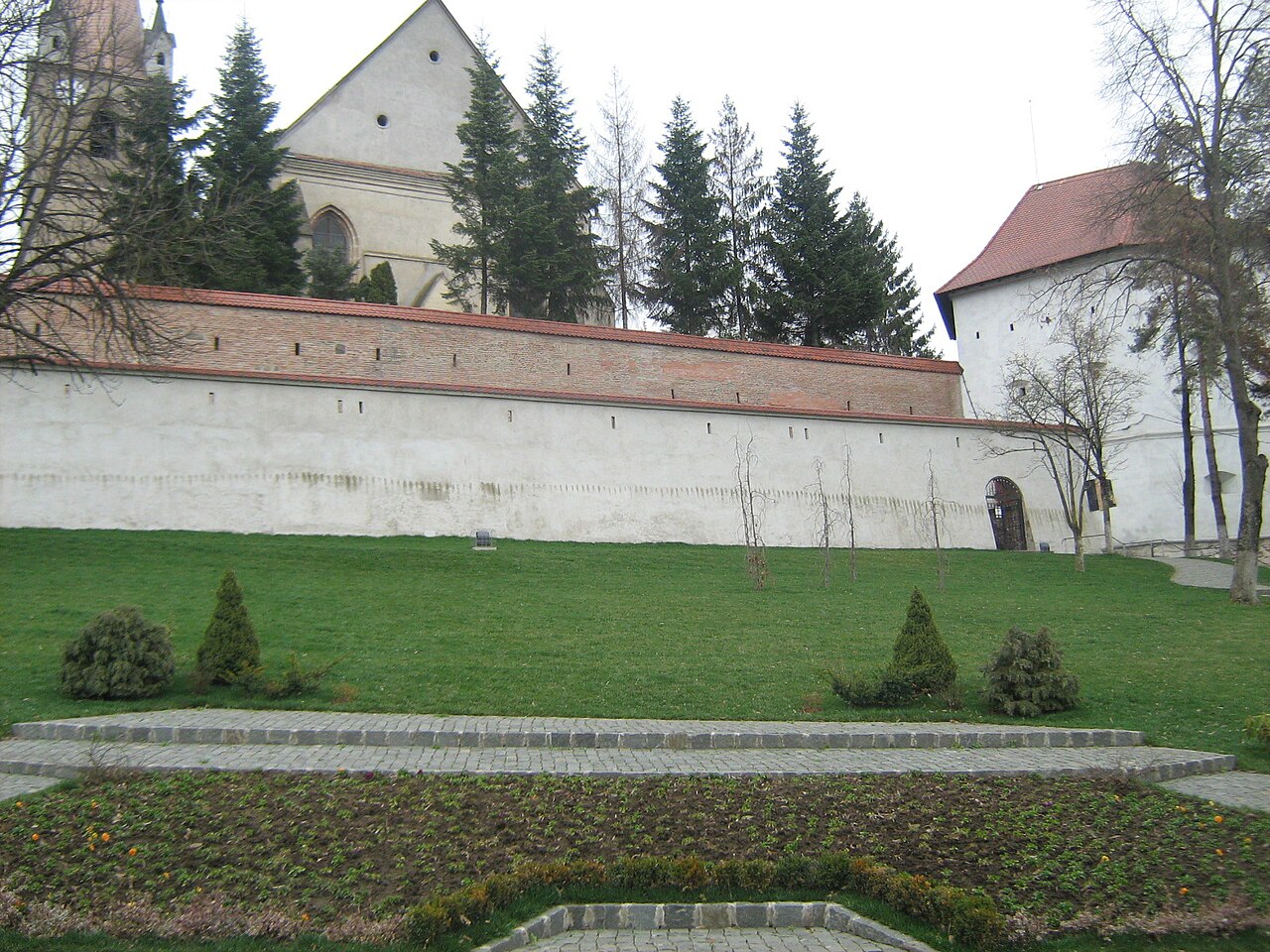 Curtina și bastionul peste terasa înierbată din exterior.
