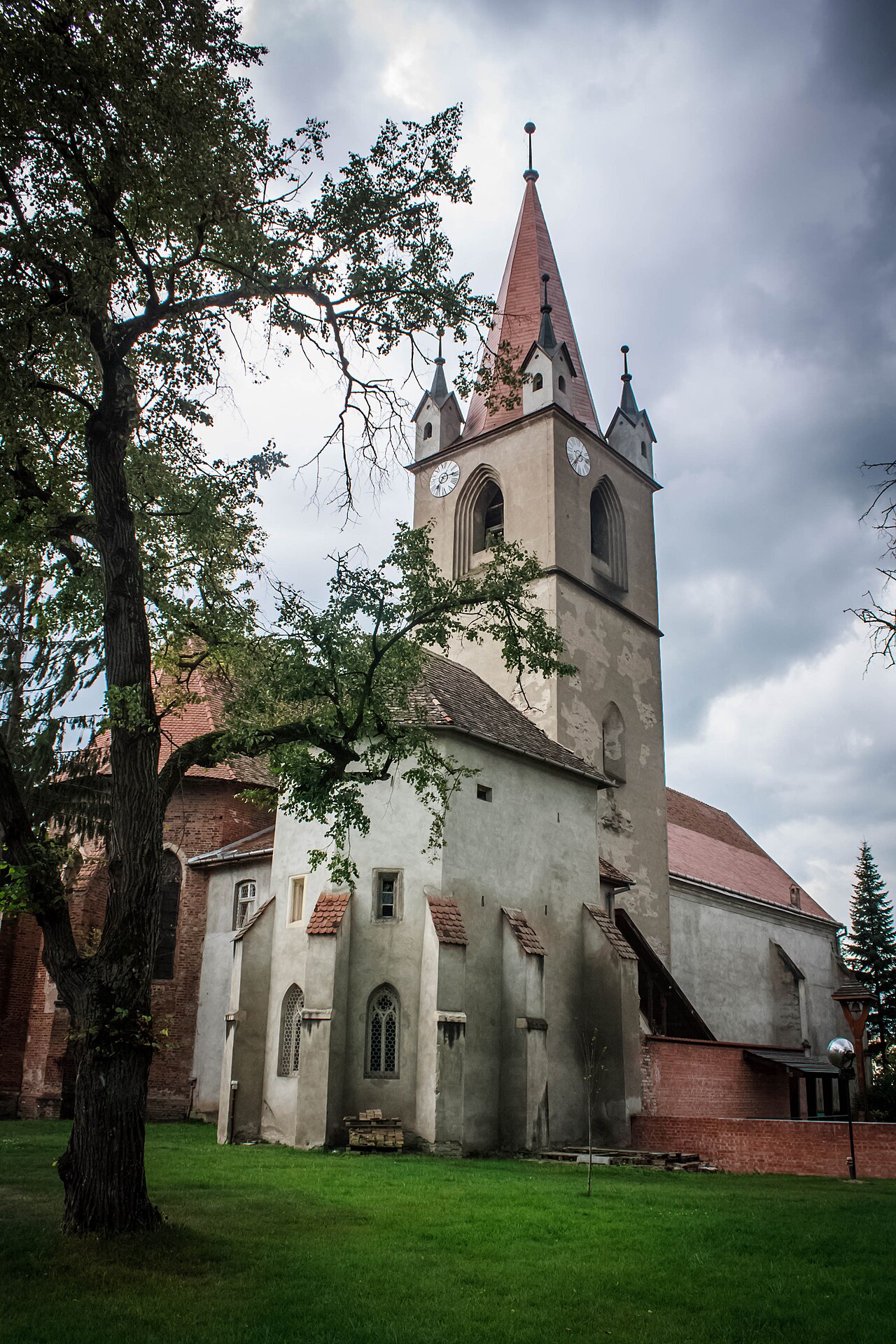 Colțul bisericii și turnul-clopotniță, văzute din incintă.