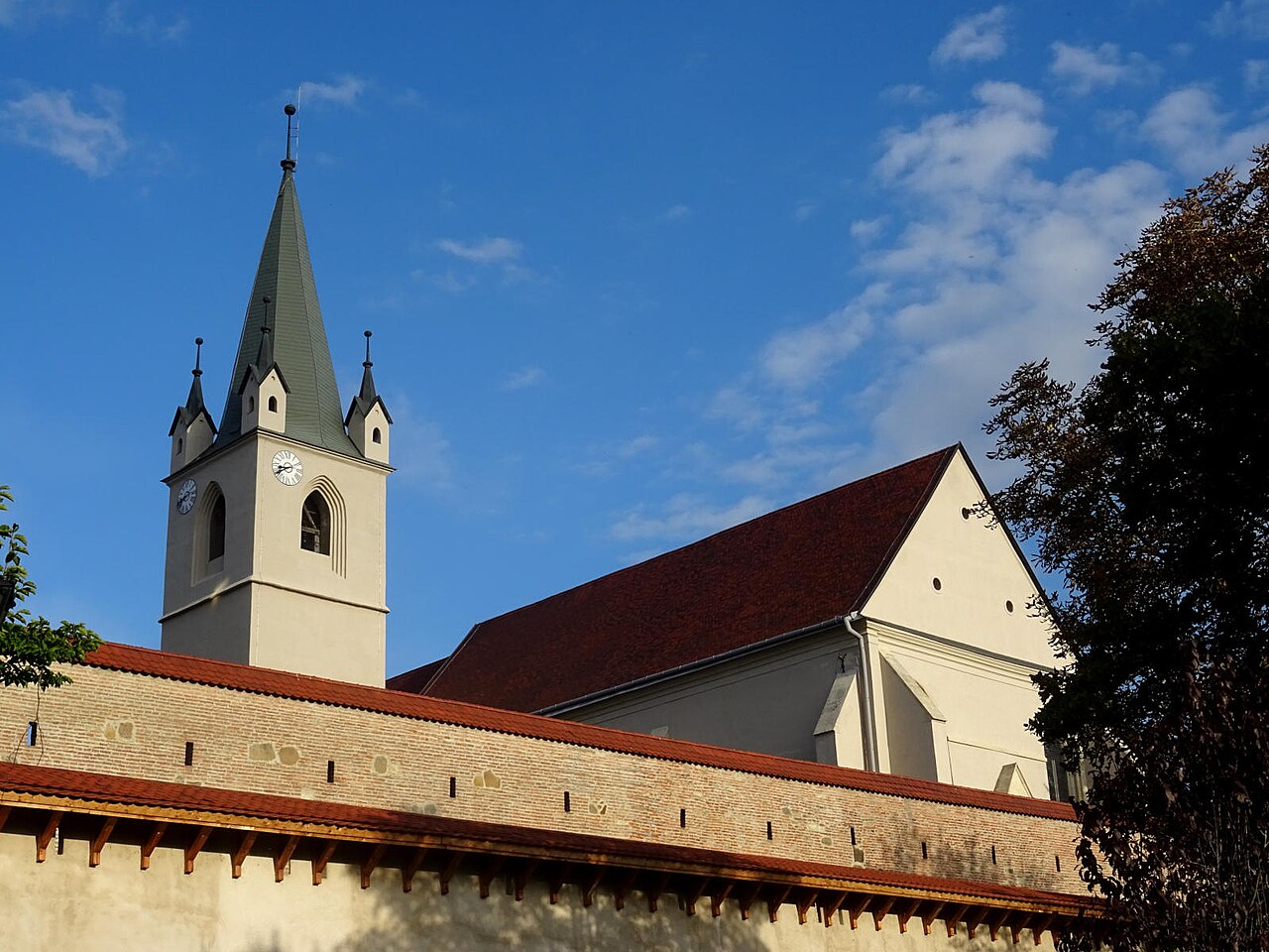 Biserica deasupra curtinei, într-o fotografie fără schele.