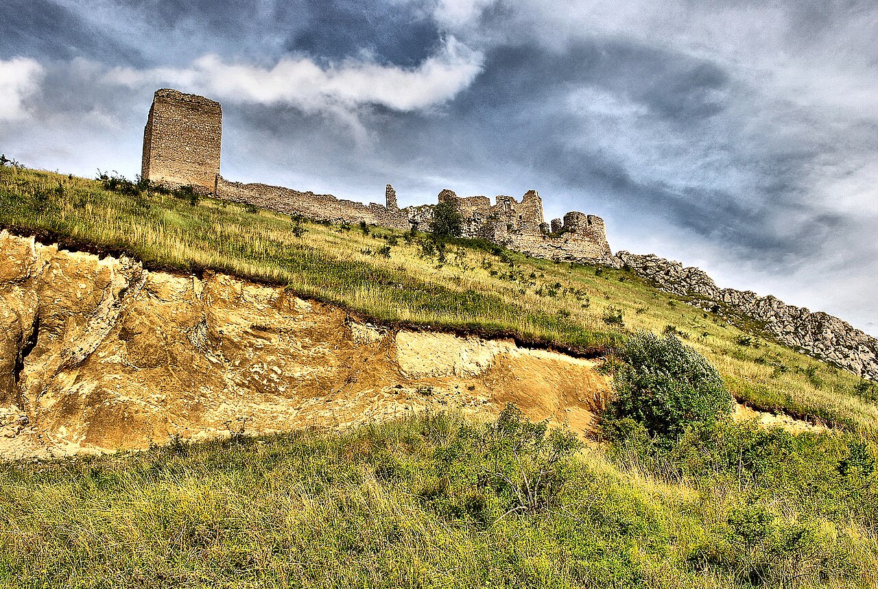 Donjonul și zidul lung, cu contrast/HDR accentuat; nu sursă pentru culoarea materialelor.