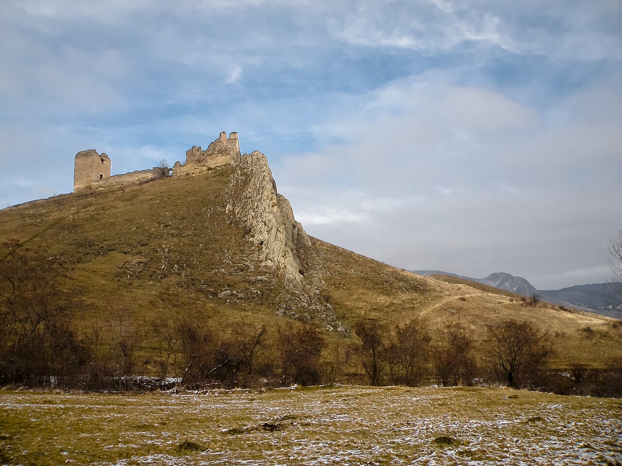 Cetatea de Sus și versantul abrupt, dintr-o direcție diferită.