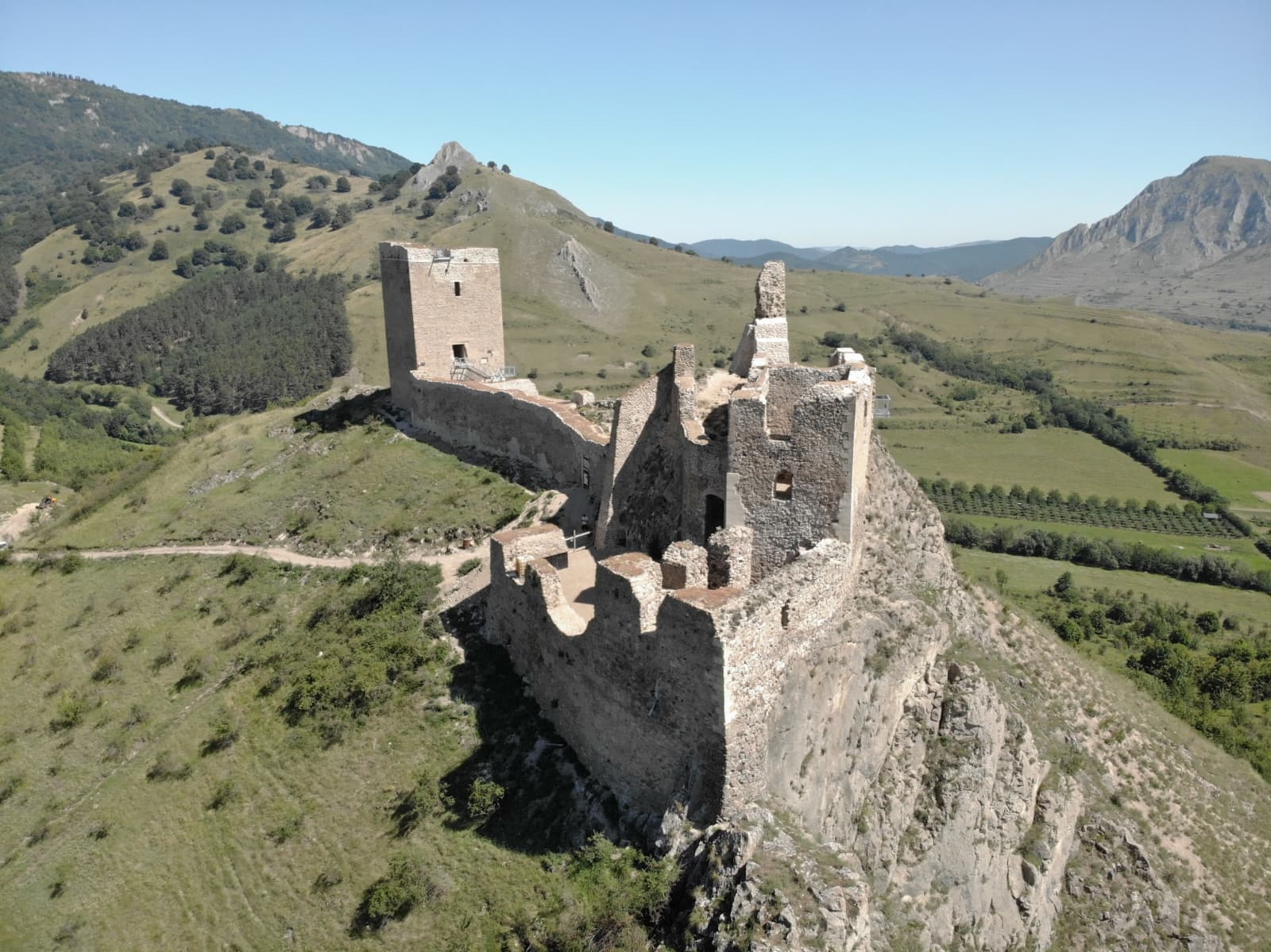 Fotografie aeriană oblică din galeria oficială, cu nume de fișier datat în iulie 2026: zidării consolidate, donjon și ruinele palatului.
