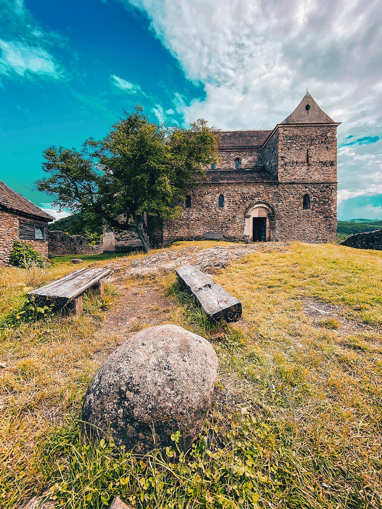 Fațada vestică și turnul, într-o fotografie cu coloristică accentuată.