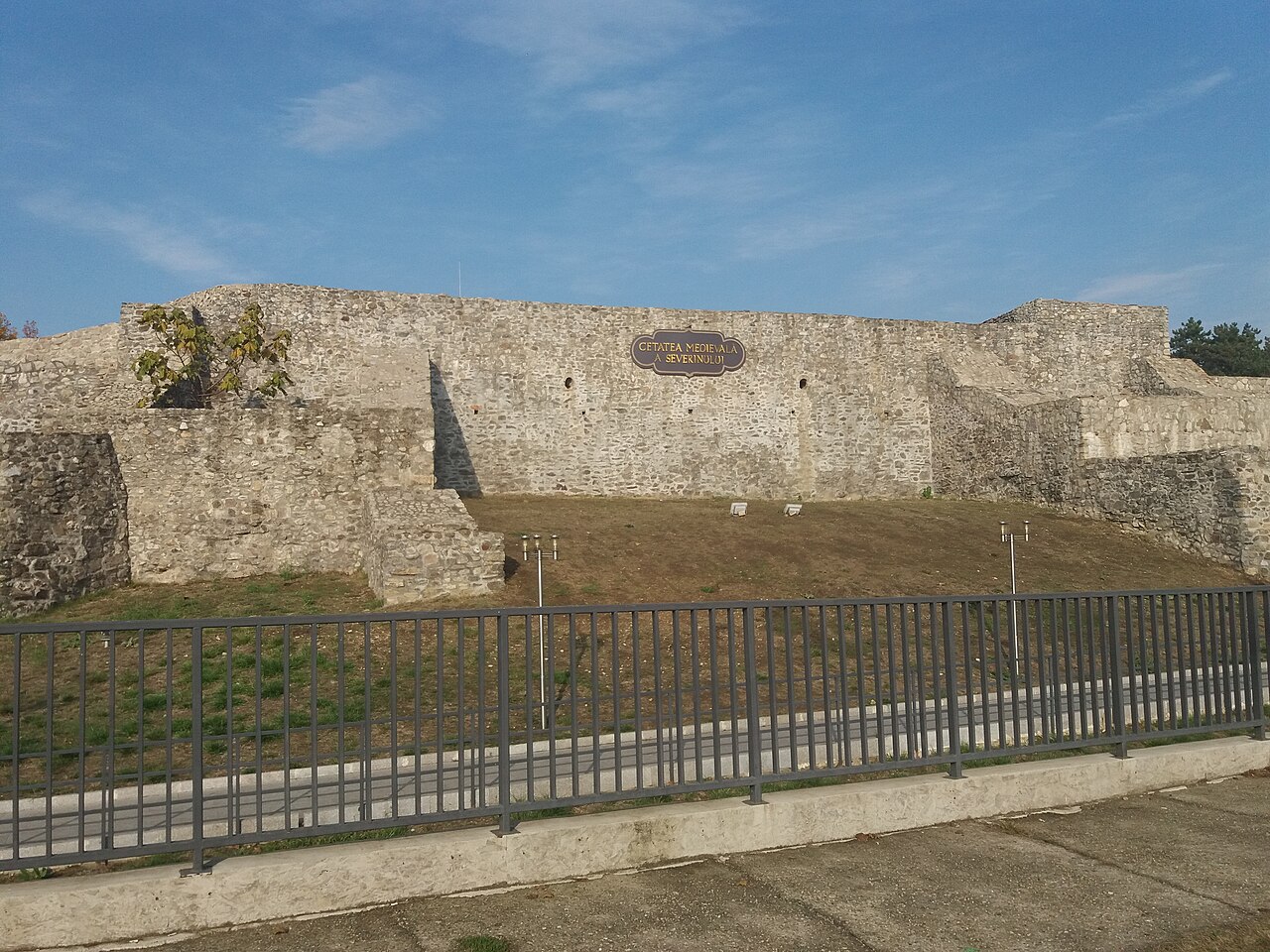 Curtină exterioară cu contraforturi.