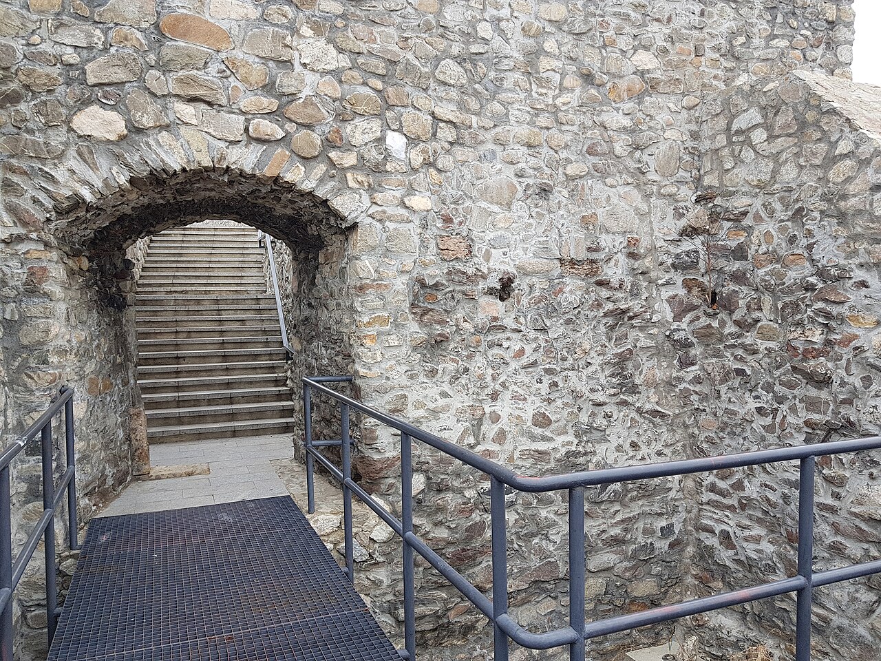 Portal boltit și pasarelă modernă.