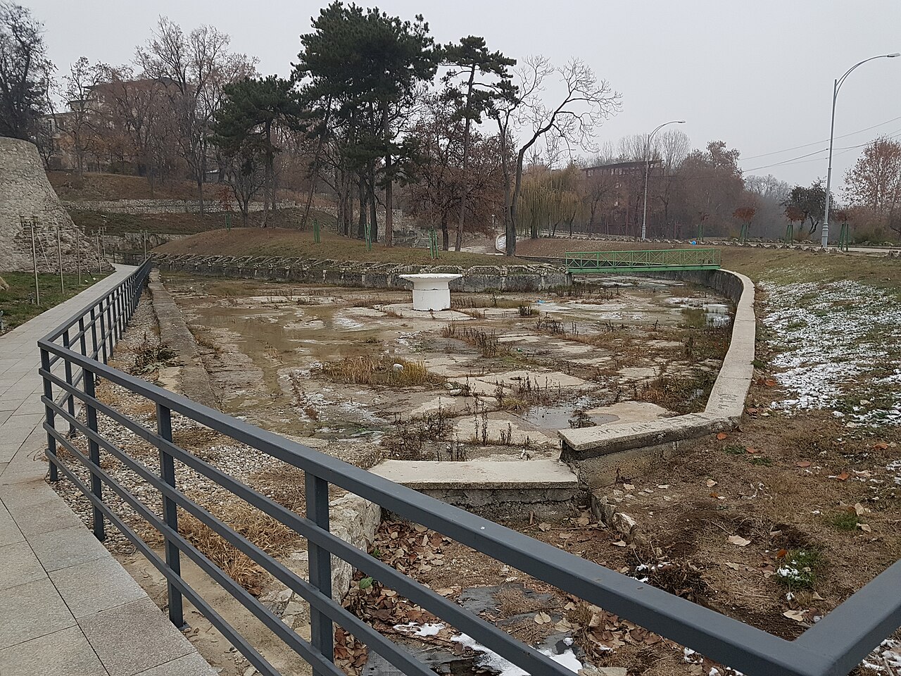 Fundațiile bisericii din incintă și balustrada.