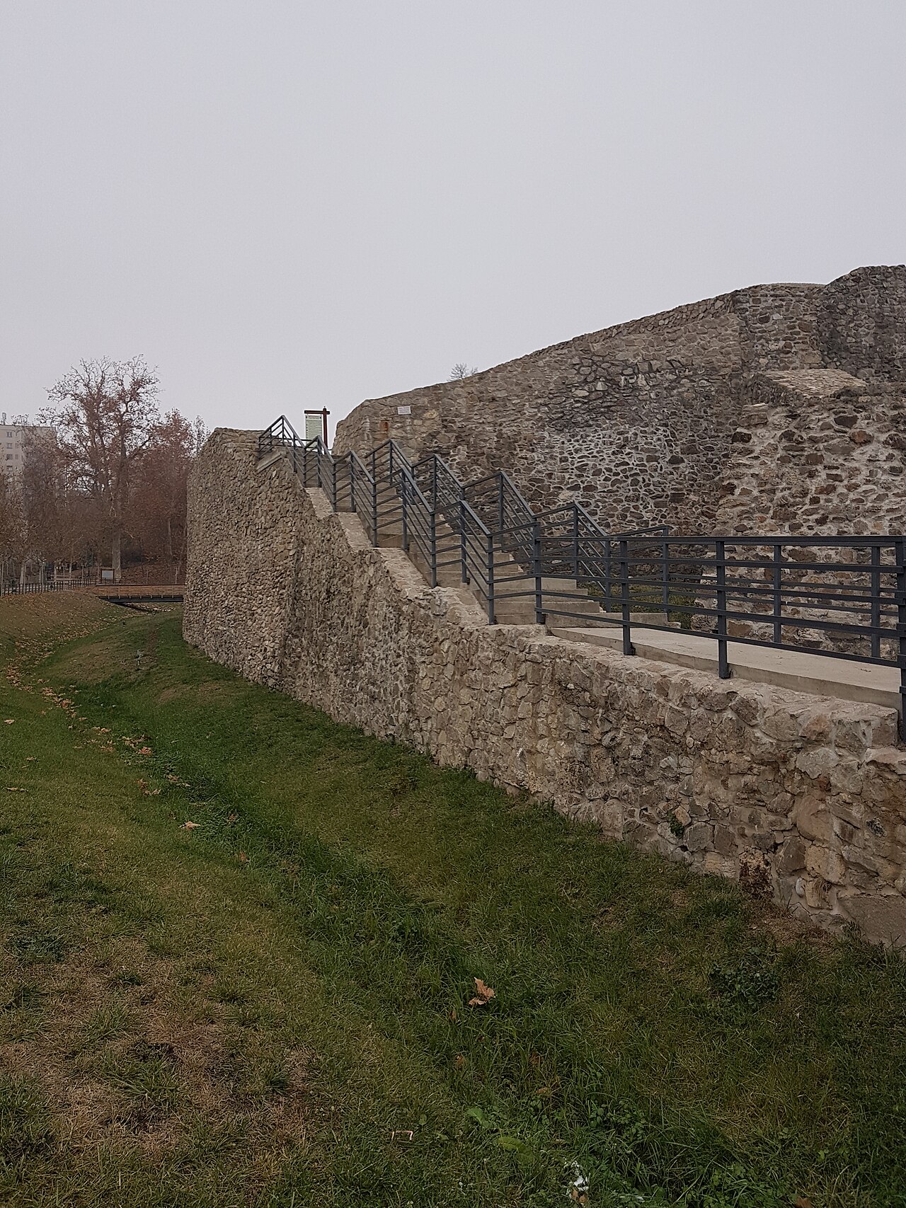 Curtină joasă, văzută din exterior.
