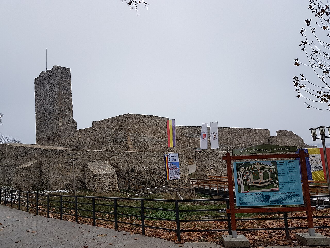 Turnul și fortificația dinspre acces.
