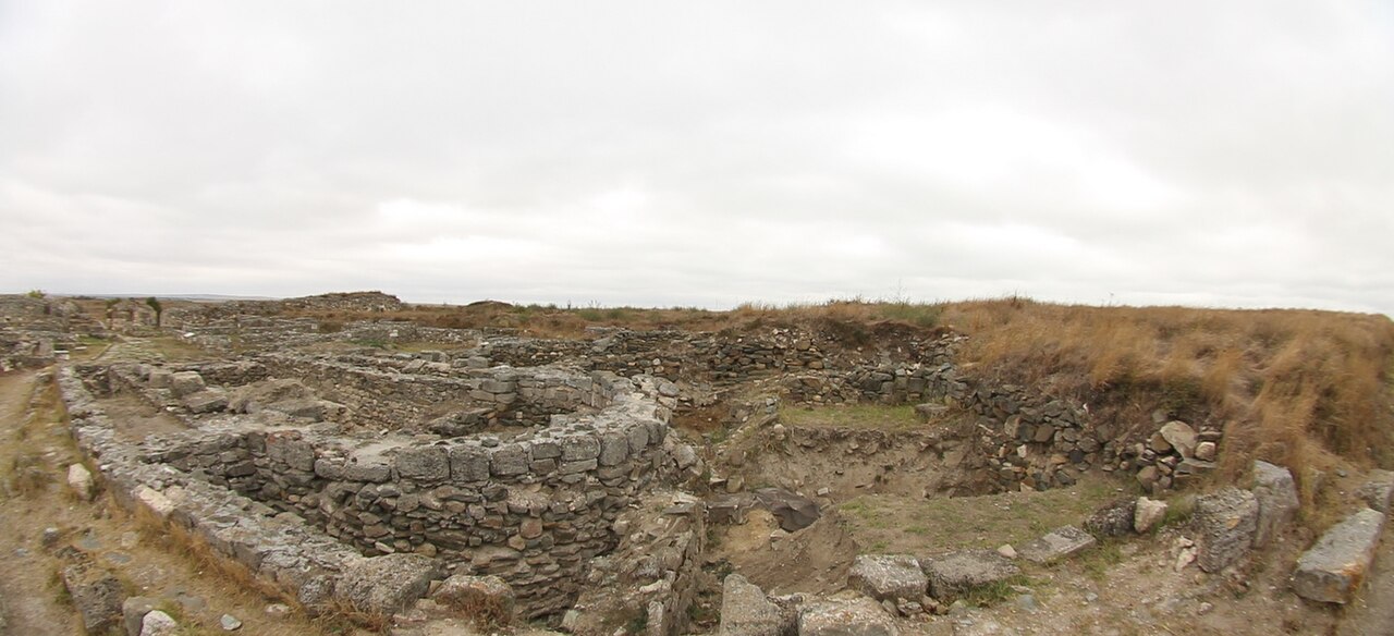 Panoramă a încăperilor excavate.