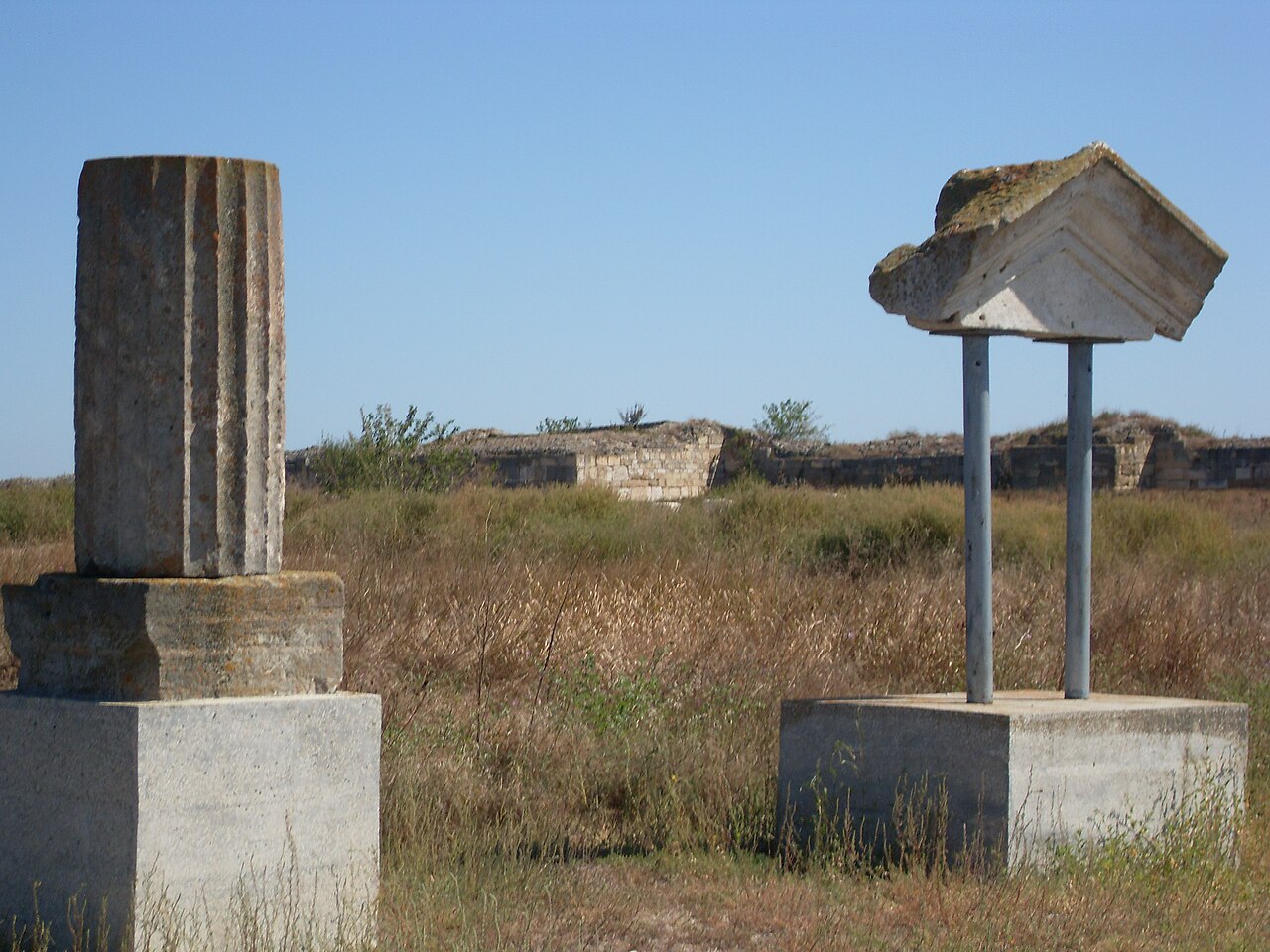 Fragmente arhitecturale expuse pe suporturi moderne.