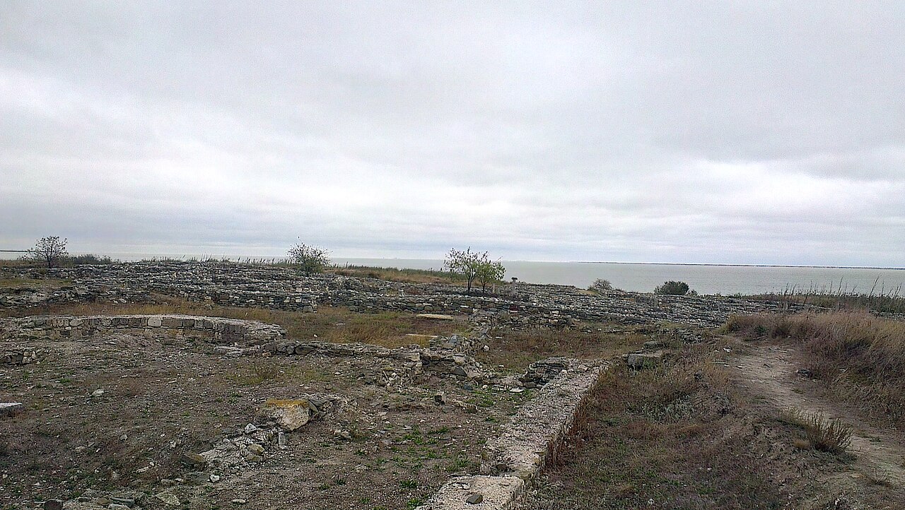 Ruinele și lacul Sinoe în fundal.