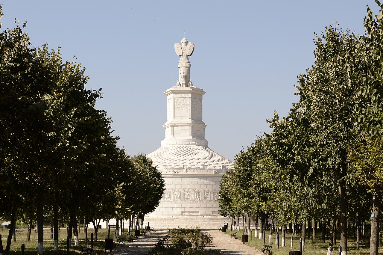 Memorialul reconstruit văzut de pe axul aleii.
