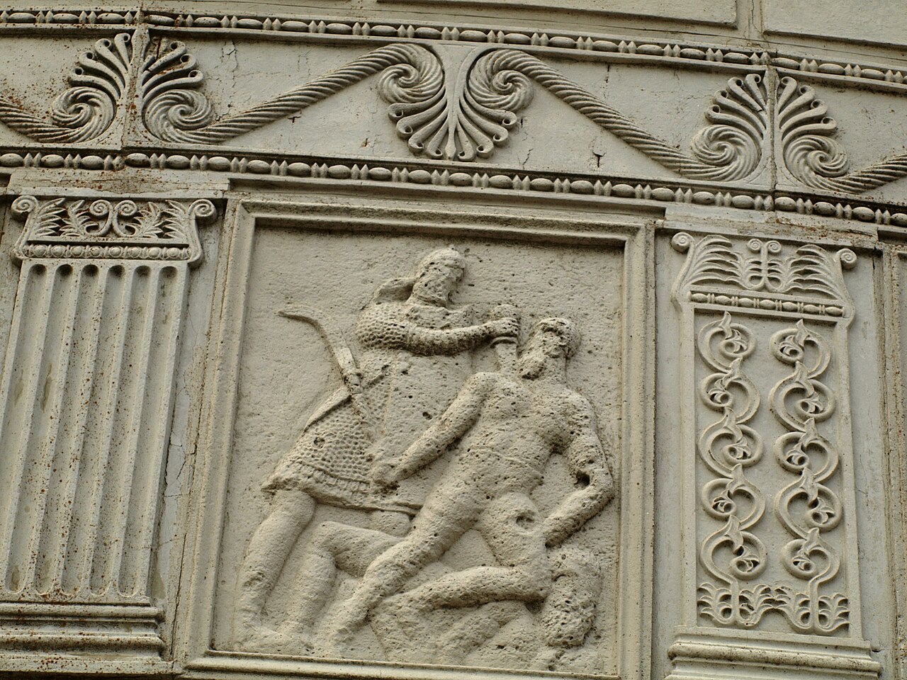 Relief cu scenă de luptă și chenar.