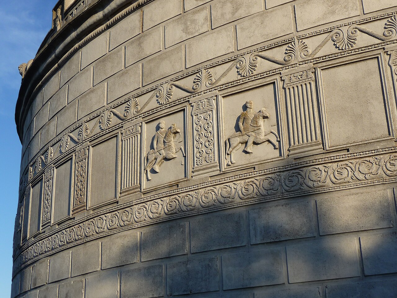 Metope pe curbura tamburului reconstruit.