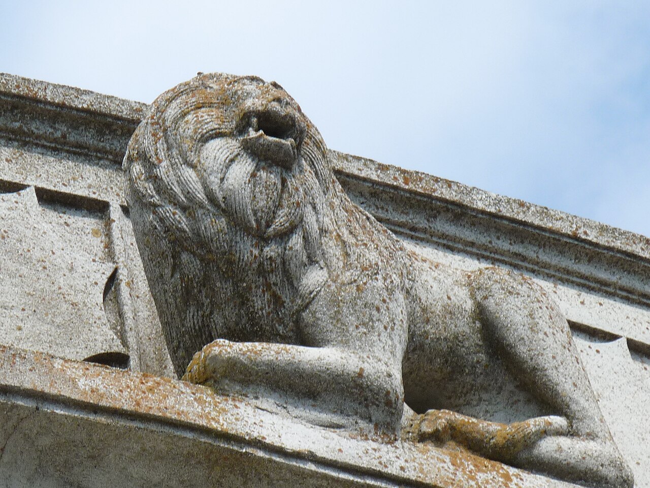 Sculptura leului de pe coronament.