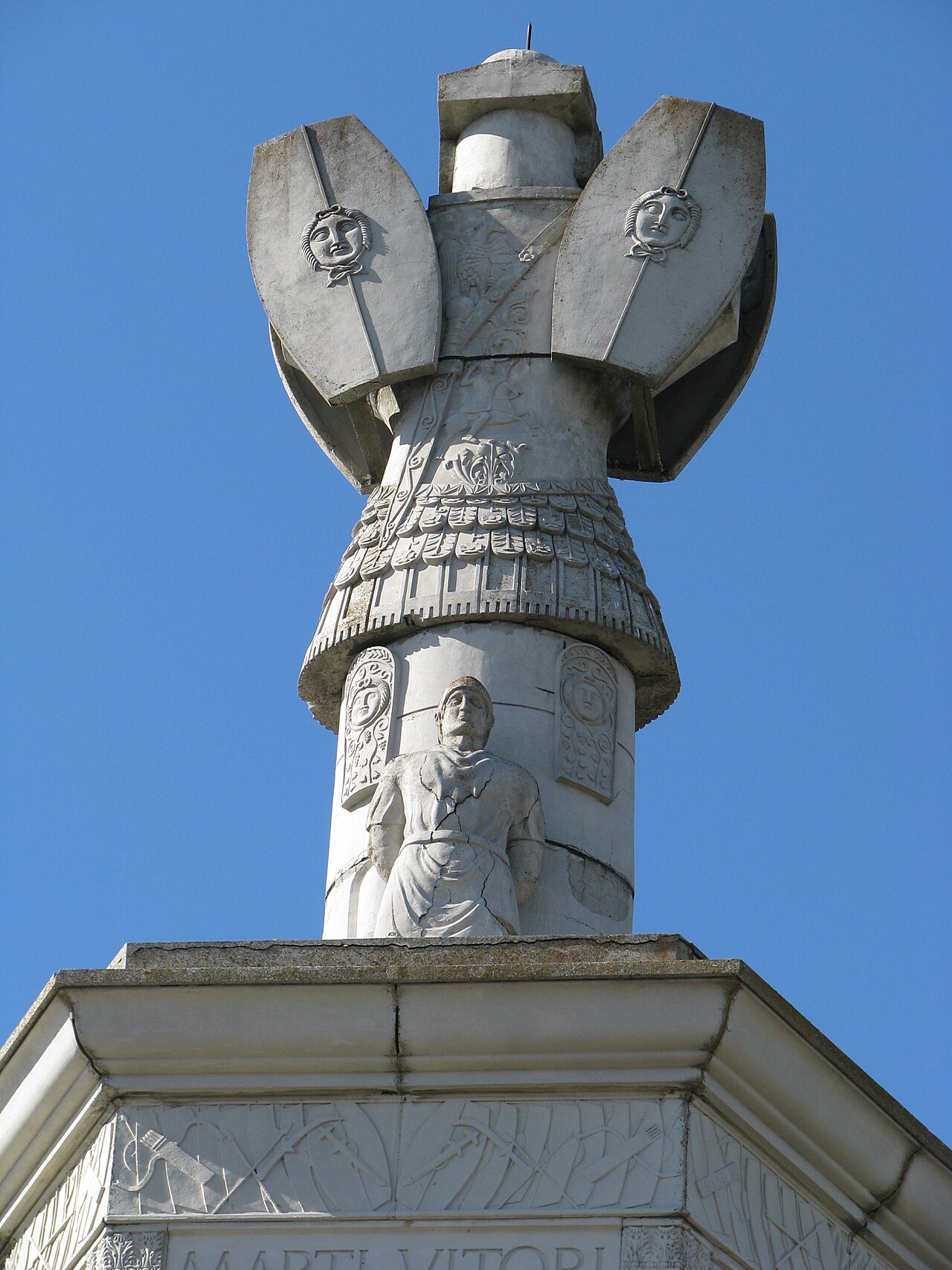Trofeul sculptural, vedere apropiată.