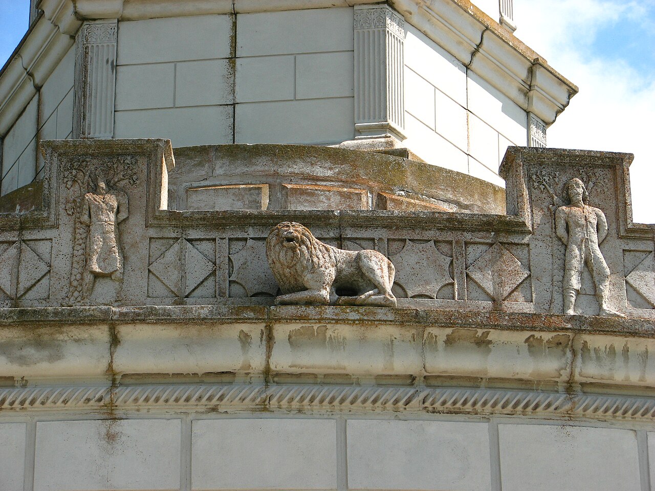 Leu, figură sculptată și baza soclului superior.