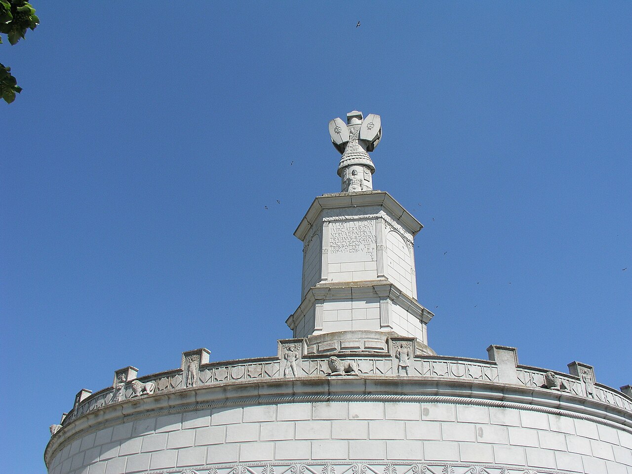 Coronament, acoperire și trofeu.