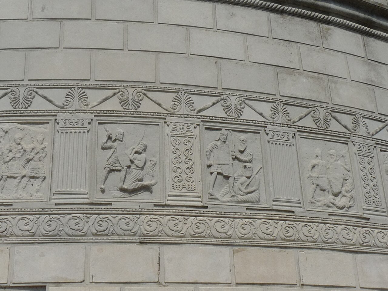 Registrul de metope și frize ornamentale.