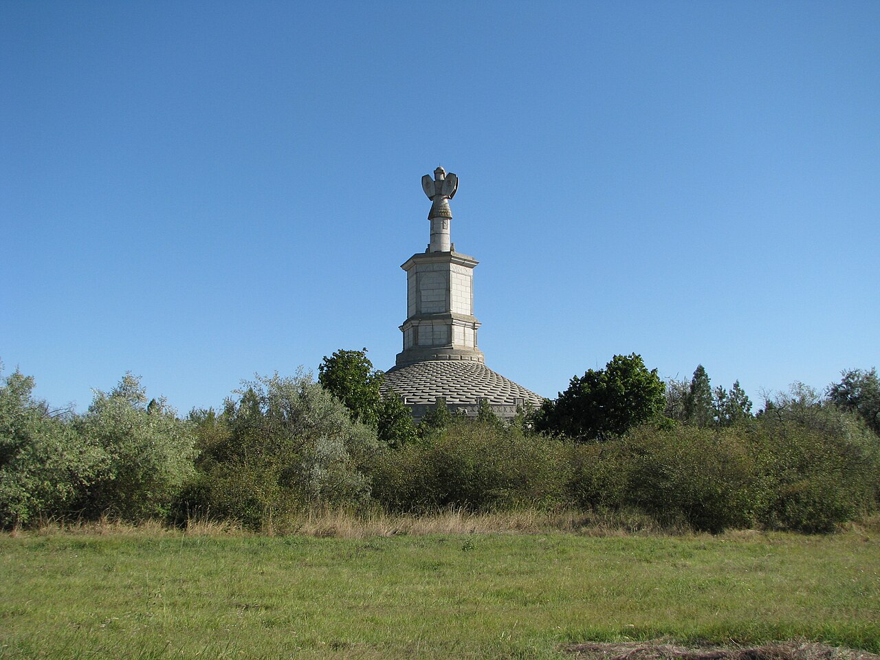 Vedere îndepărtată dinspre vegetația periferică.