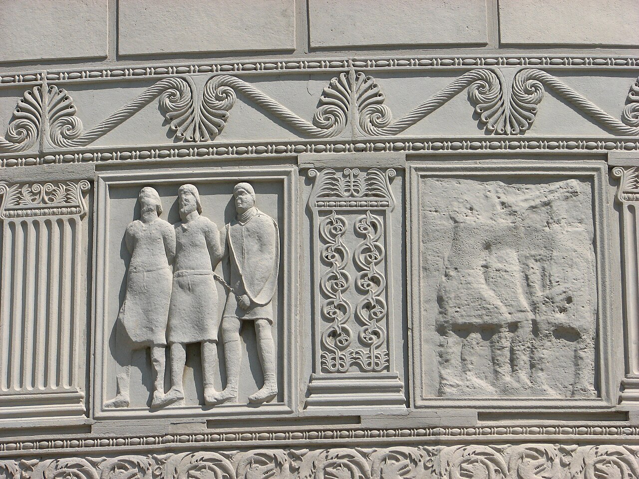 Metope cu personaje și ornamente de delimitare.