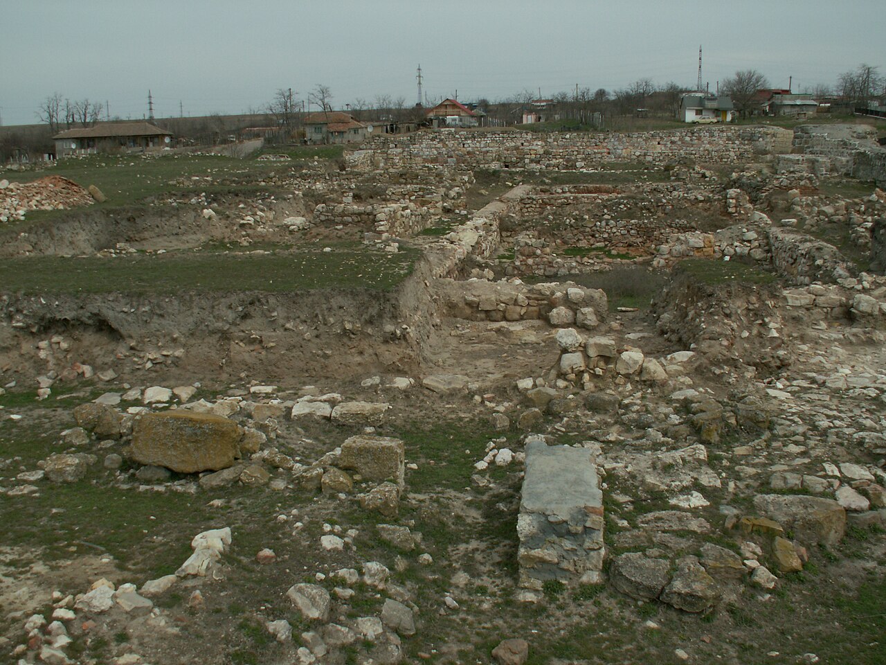 Compartimentări excavate din incintă.
