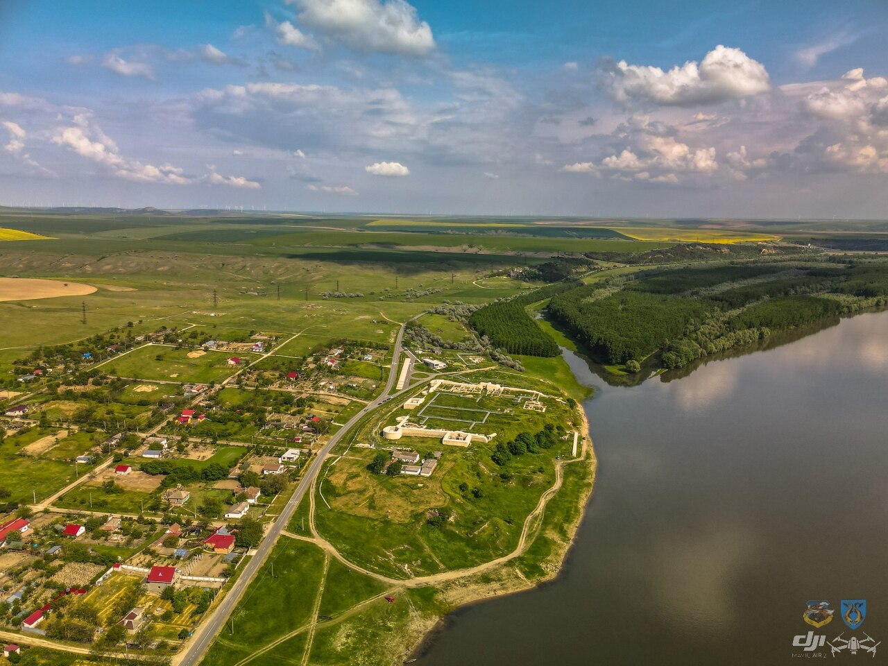 Aeriana amplă: sat, cetate și cotul Dunării.