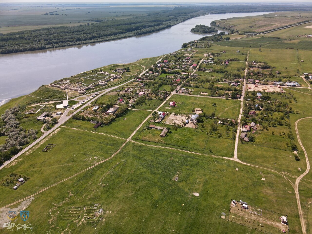 Aeriana oblică a incintei și terasei.