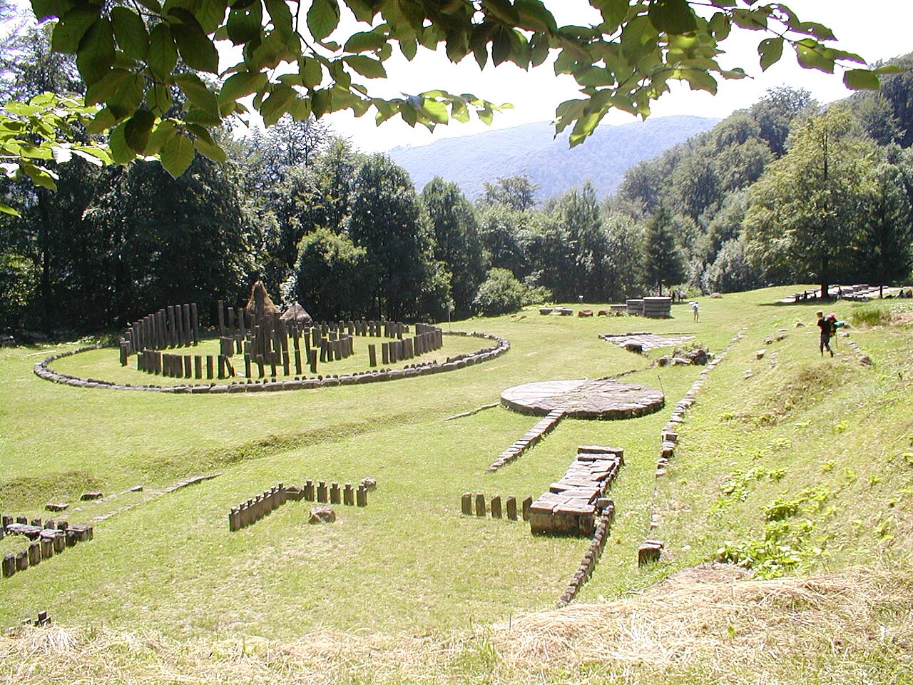 Zona sacră și sanctuarul circular, vedere de pe terasa înaltă.