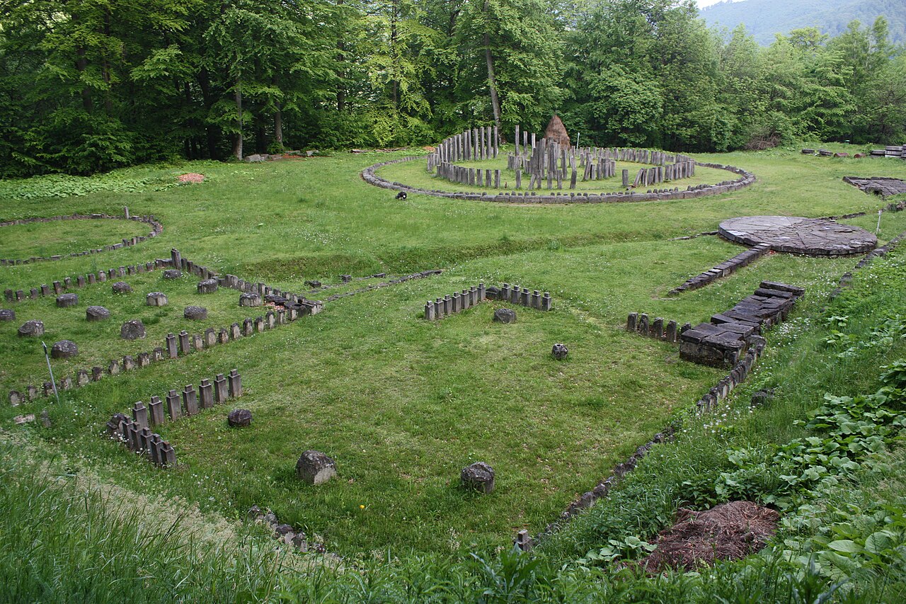 Sanctuare rectangulare și circulare văzute de pe pantă.