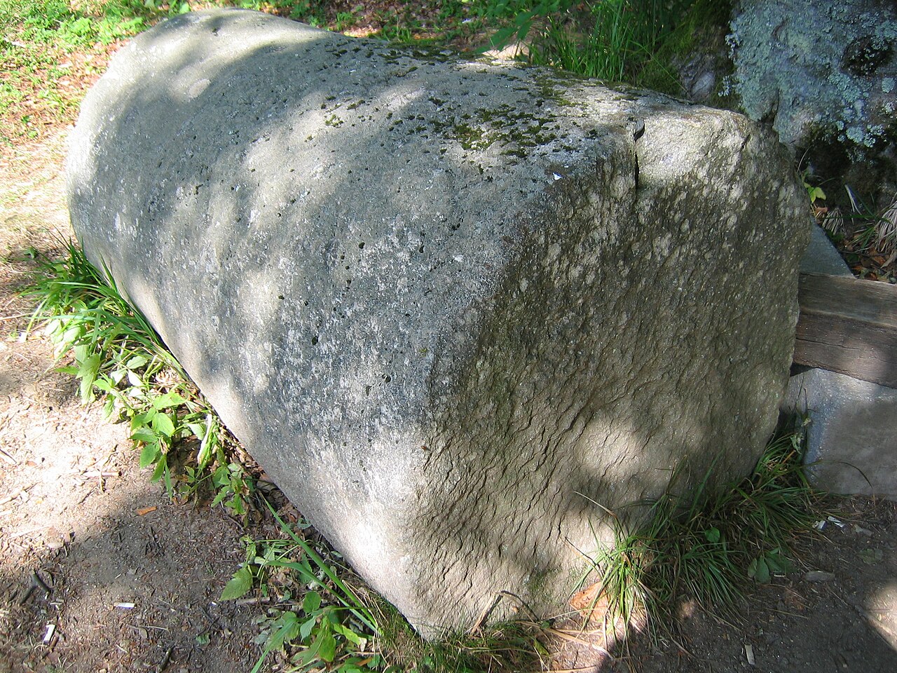 Fragment cilindric de piatră.