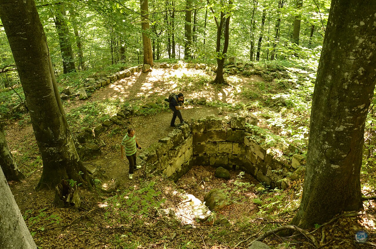 Vestigii în pădure și denivelările terenului.