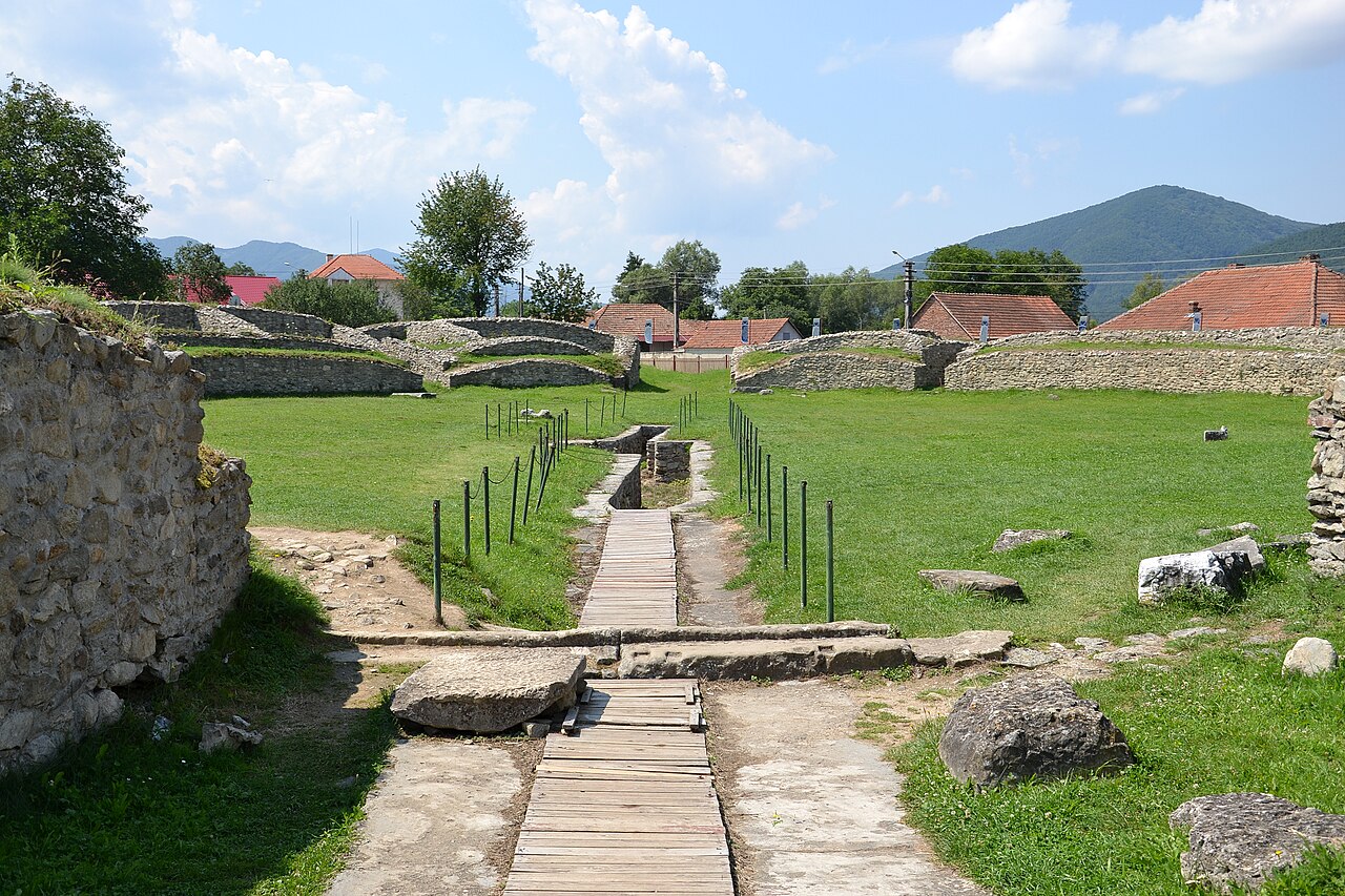 Alee și ruinele orașului roman în contextul satului.