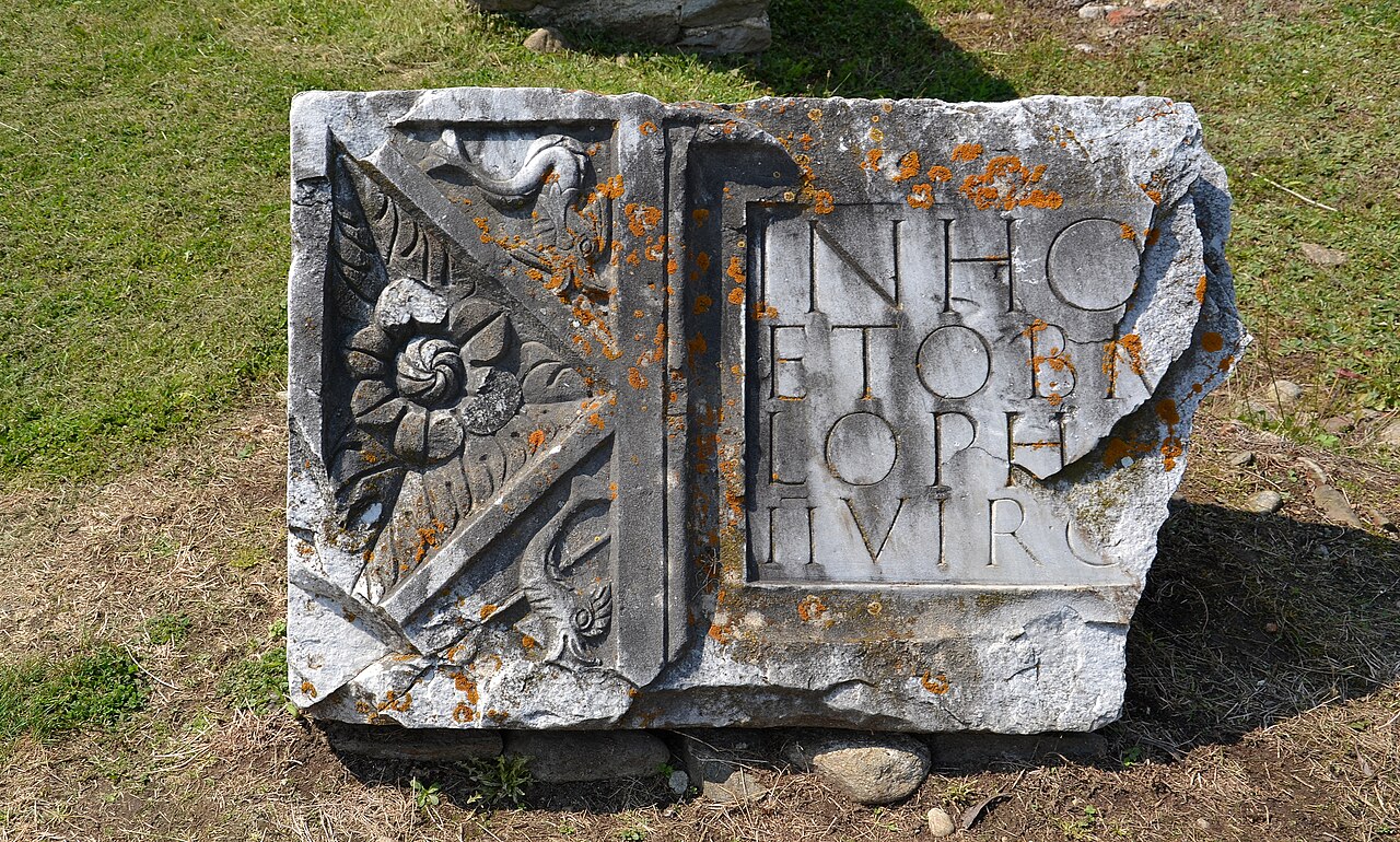 Fragment de relief cu inscripție latină.
