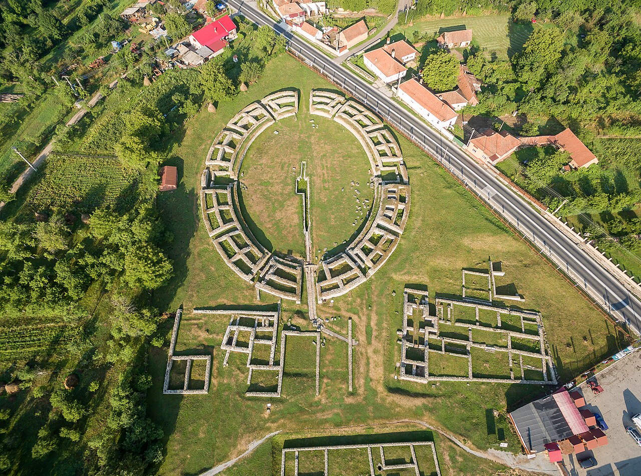 Aeriana verticală: amfiteatru și temple extramuros.