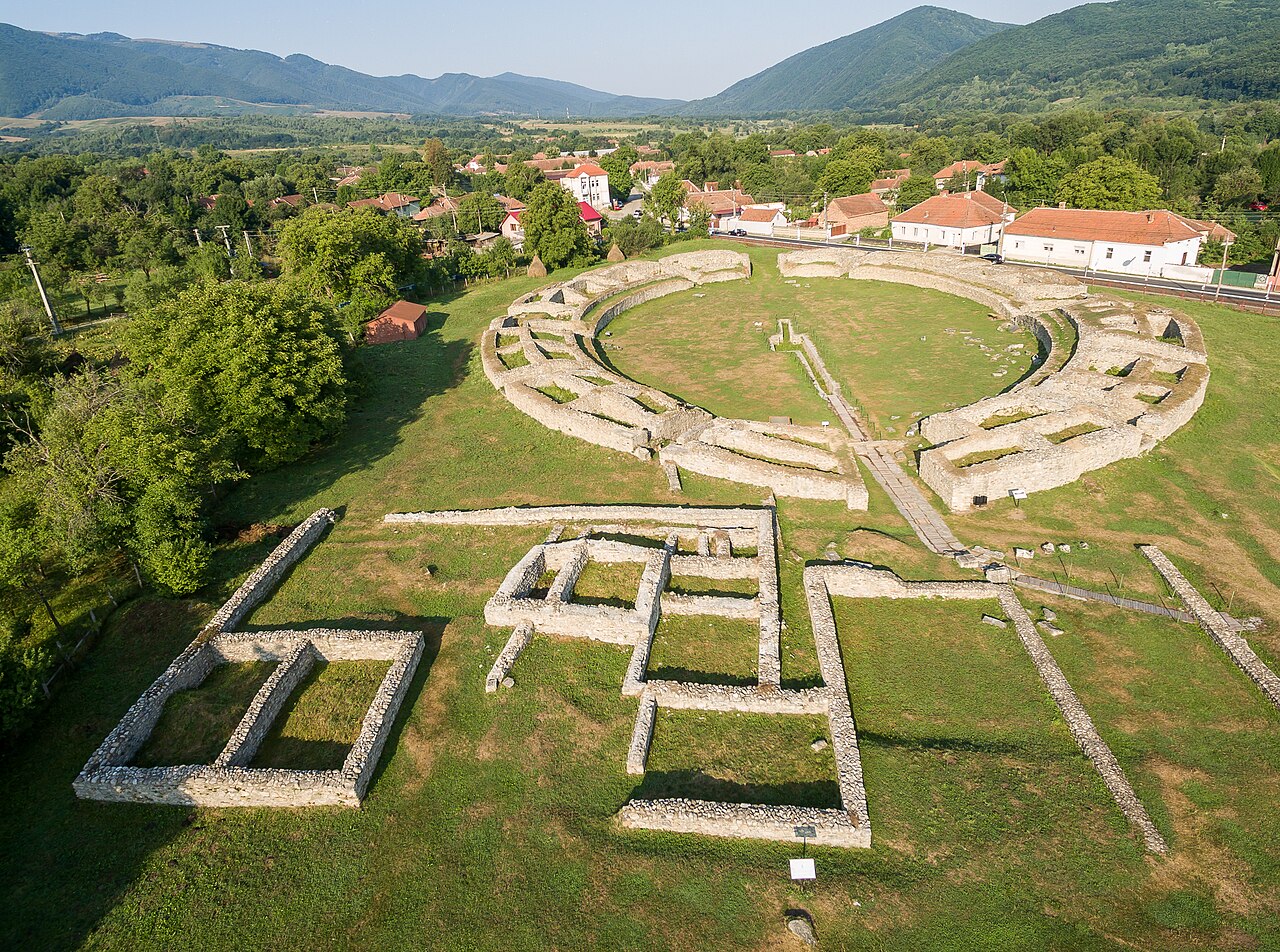 Aeriana oblică a amfiteatrului și templelor.