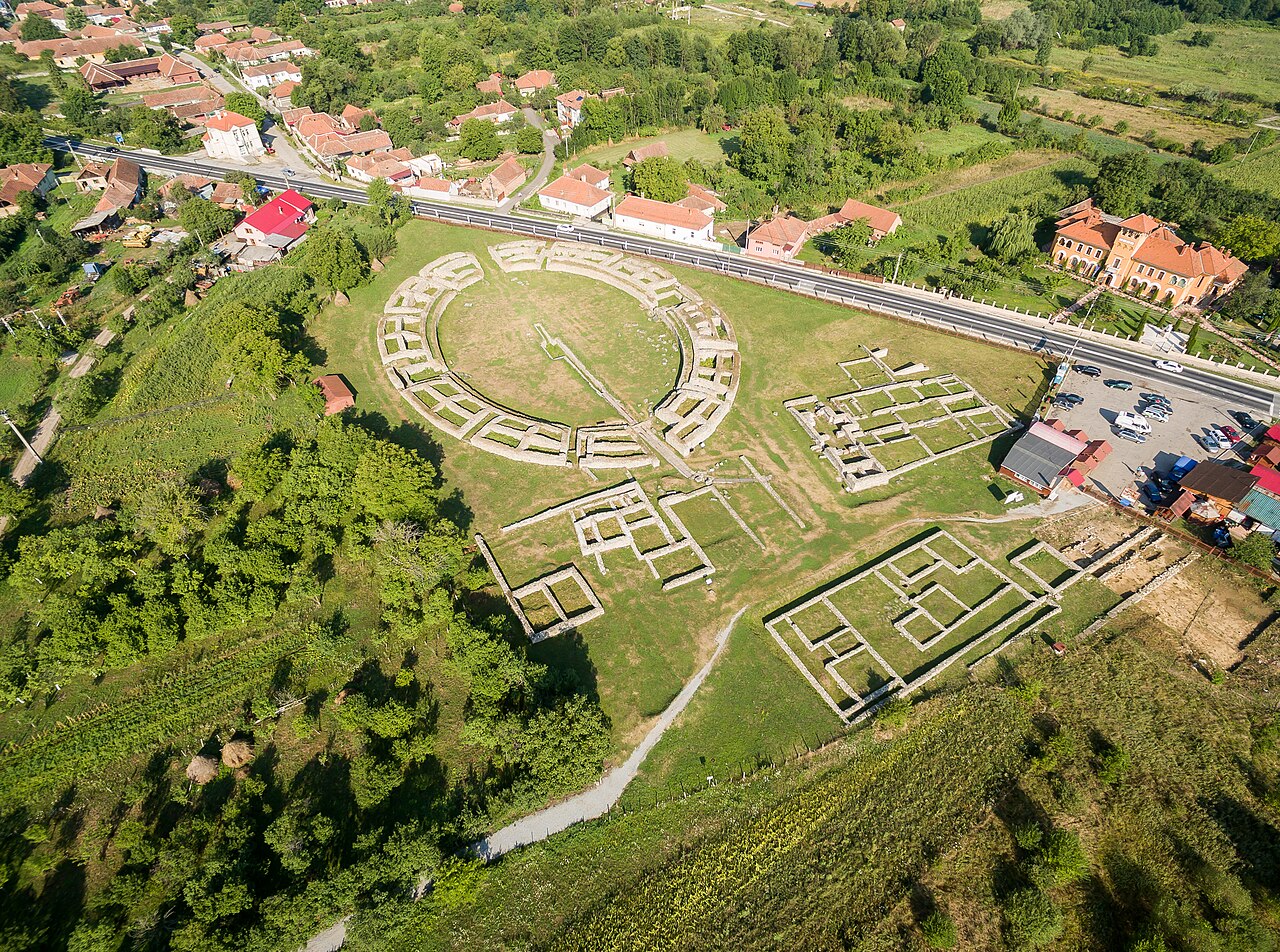 Aeriana oblică dinspre sat, amfiteatrul și templele.
