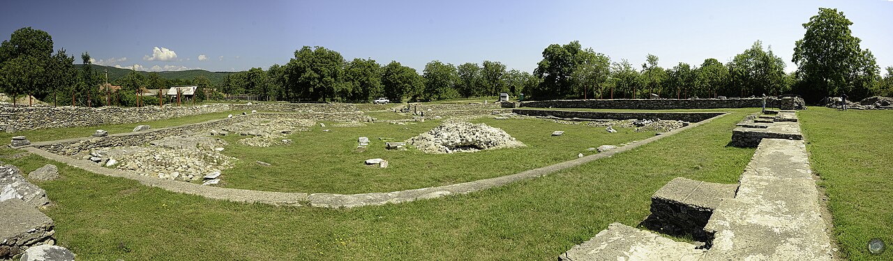 Amfiteatrul: arena și zidurile joase, panoramă.
